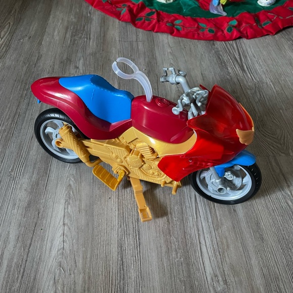 DC SuperHero Girl Dolls & Motorcycle - Picture 2 of 12